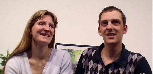 Cuckold Ehemann beim Dreier mit dummer Freundin und Fremden Deutsch